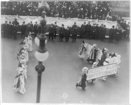 Suffragettes_parading_with_banner.png